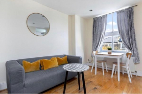 Charming apartment, sleeps 4- 15 mins to Central